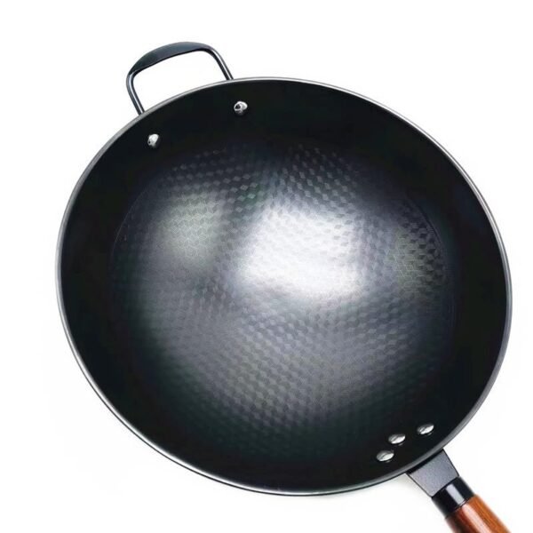 32 cm honeycomb-textured iron wok with wooden handle